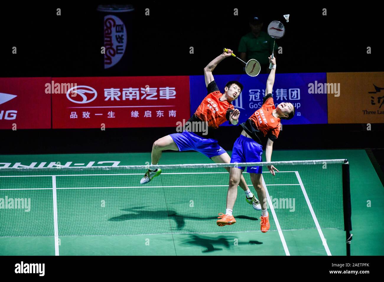 Ren Xiaoyu und Zhou Chaomin von China den Ball gegen Kouhei Gondou und Ayane Kurihara Japans in der ersten Runde des gemischten Doppel von Fuzhou Kinn Stockfoto