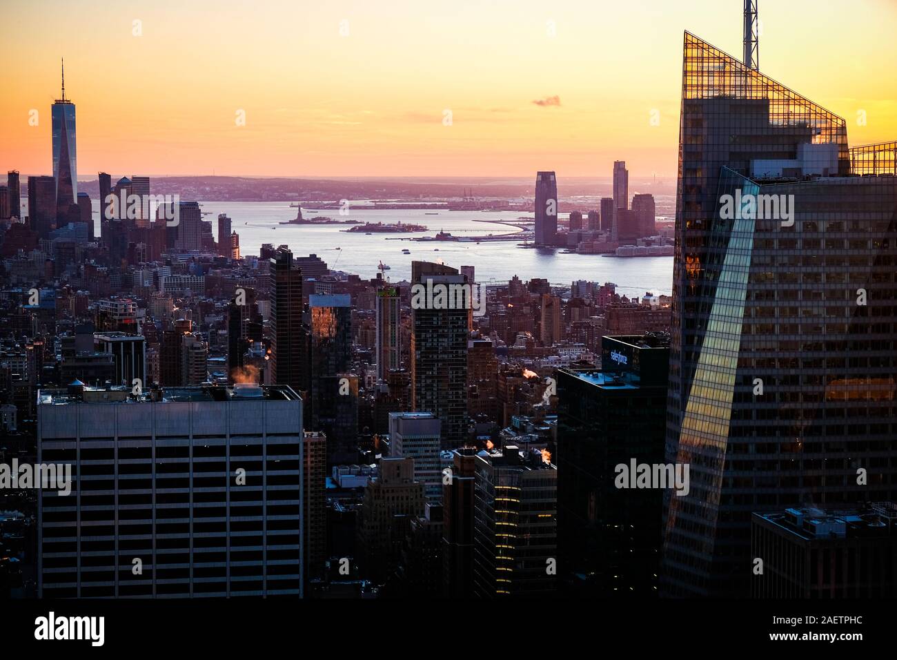 Empire State Building und die Skyline von Manhattan bei Sonnenuntergang; Bank of America Tower, die Freiheitsstatue. Stockfoto