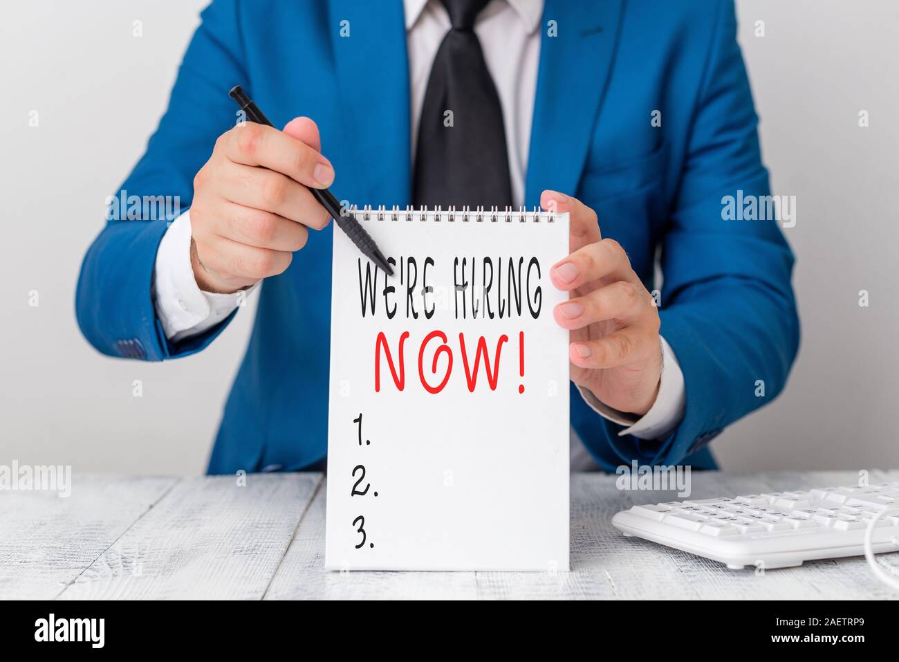 Text Zeichen zeigen wir die Einstellung jetzt. Business Foto vor kurzem präsentiert jemanden einstellen, oder zahlen Sie jemand bestimmten Job Mann zu tun hat leere Papier mit c Stockfoto