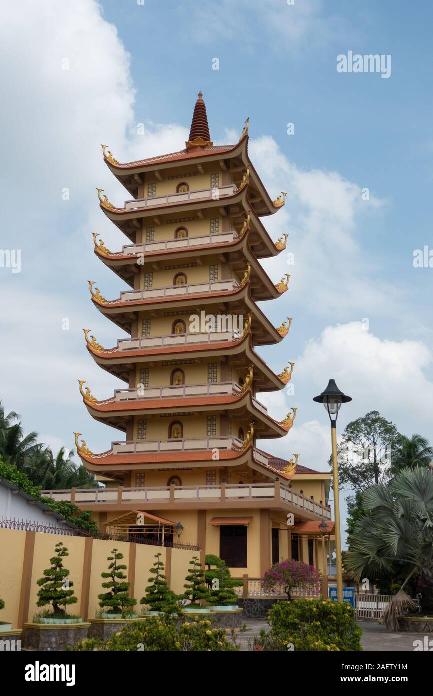 Einen hohen Turm mit vielen Geschichten und Dächer in Vinh Trang Pagode in der Nähe von My Tho, Vietnam Stockfoto