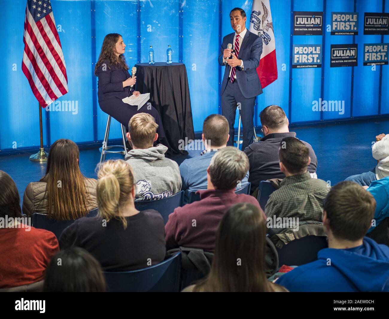 Des Moines, Iowa, USA. 10 Dez, 2019. JULIÃN CASTRO, rechts, ehemaliger Minister für Wohnungsbau und Stadtentwicklung in der Obama-regierung, und LAURA BELIN, Links, Herausgeber der Blutung Heartland, ein Blog über Iowa demokratische Politik, Presidential Castros Kampagne und der Iowa Rolle als ' ' zuerst in der Nation'' während ein Town Hall Meeting an der Drake University in Des Moines sprechen. In den letzten Wochen, Castro hat Kritik an der überdimensionalen Rolle Iowa und New Hampshire spielen bei den Präsidentschaftswahlen Auswahl. Seine Rathaus heute Abend war der Iowa Rolle bei den Präsidentschaftswahlen speziell diskutieren Stockfoto