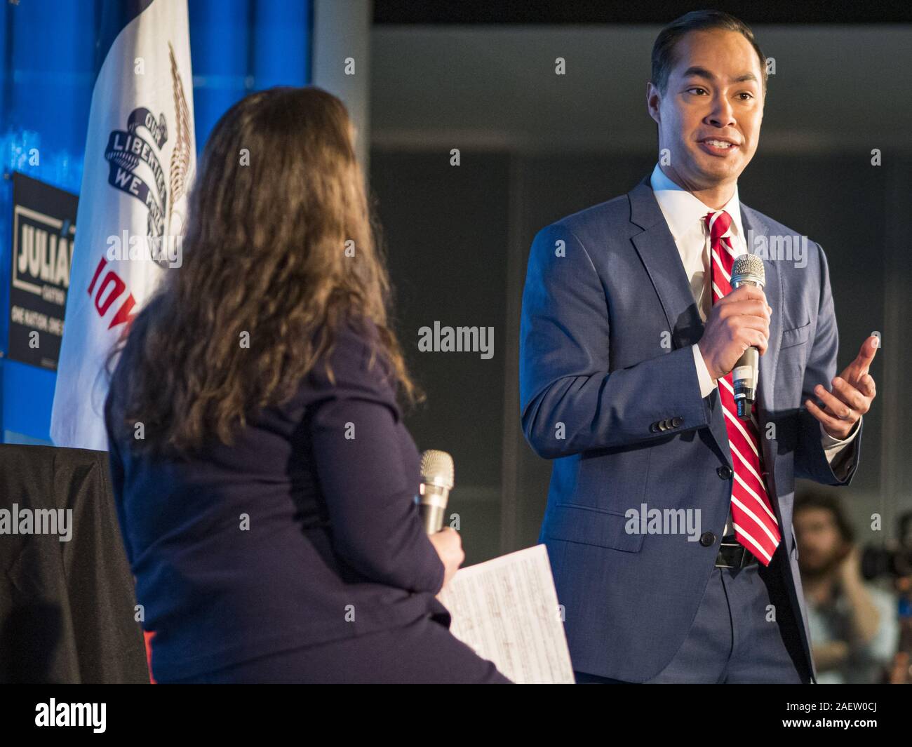 Des Moines, Iowa, USA. 10 Dez, 2019. JULIÃN CASTRO, rechts, ehemaliger Minister für Wohnungsbau und Stadtentwicklung in der Obama-regierung, und LAURA BELIN, Links, Herausgeber der Blutung Heartland, ein Blog über Iowa demokratische Politik, Presidential Castros Kampagne und der Iowa Rolle als ' ' zuerst in der Nation'' während ein Town Hall Meeting an der Drake University in Des Moines sprechen. In den letzten Wochen, Castro hat Kritik an der überdimensionalen Rolle Iowa und New Hampshire spielen bei den Präsidentschaftswahlen Auswahl. Seine Rathaus heute Abend war der Iowa Rolle bei den Präsidentschaftswahlen speziell diskutieren Stockfoto