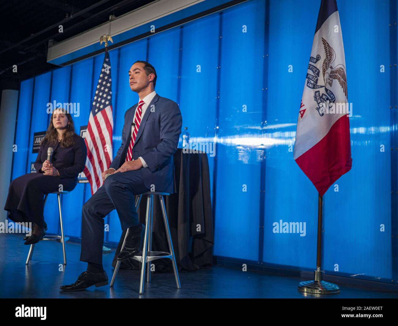 Des Moines, Iowa, USA. 10 Dez, 2019. JULIÃN CASTRO, rechts, ehemaliger Minister für Wohnungsbau und Stadtentwicklung in der Obama-regierung, und LAURA BELIN, Links, Herausgeber der Blutung Heartland, ein Blog über Iowa demokratische Politik, Presidential Castros Kampagne und der Iowa Rolle als ' ' zuerst in der Nation'' während ein Town Hall Meeting an der Drake University in Des Moines sprechen. In den letzten Wochen, Castro hat Kritik an der überdimensionalen Rolle Iowa und New Hampshire spielen bei den Präsidentschaftswahlen Auswahl. Seine Rathaus heute Abend war der Iowa Rolle bei den Präsidentschaftswahlen speziell diskutieren Stockfoto
