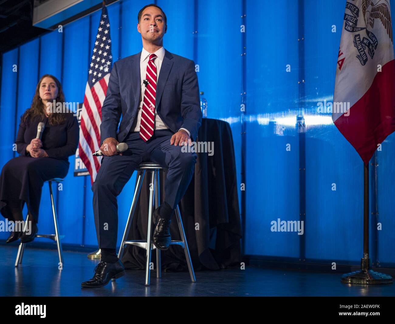 Des Moines, Iowa, USA. 10 Dez, 2019. JULIÃN CASTRO, rechts, ehemaliger Minister für Wohnungsbau und Stadtentwicklung in der Obama-regierung, und LAURA BELIN, Links, Herausgeber der Blutung Heartland, ein Blog über Iowa demokratische Politik, Presidential Castros Kampagne und der Iowa Rolle als ' ' zuerst in der Nation'' während ein Town Hall Meeting an der Drake University in Des Moines sprechen. In den letzten Wochen, Castro hat Kritik an der überdimensionalen Rolle Iowa und New Hampshire spielen bei den Präsidentschaftswahlen Auswahl. Seine Rathaus heute Abend war der Iowa Rolle bei den Präsidentschaftswahlen speziell diskutieren Stockfoto