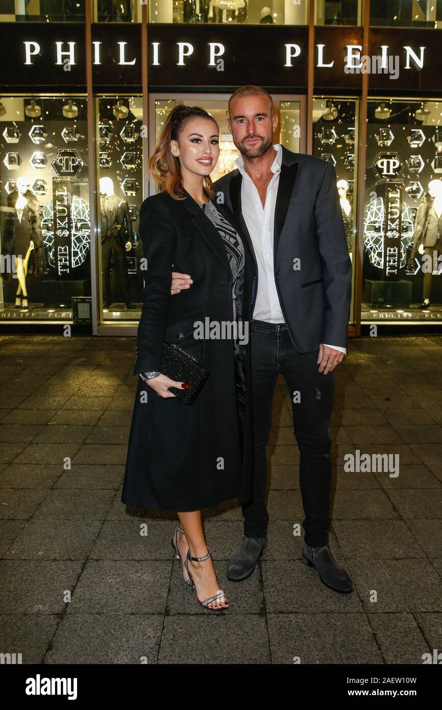 Berlin, Deutschland. 10 Dez, 2019. Philipp Plein und seine Freundin Lucia  auf die Präsentation von Philipp Plein, präsentiert sein neues Parfüm  "Schädel" in der Philipp Plein Store kommen. Credit: Gerald  Matzka/dpa-Zentralbild/ZB/dpa/Alamy leben