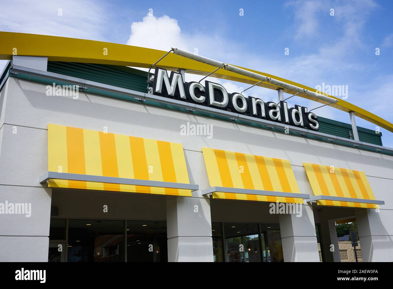 Ahuimanu, Hawaii, USA - 22.November 2019: ein McDonald's Restaurant an der Außenseite. Stockfoto