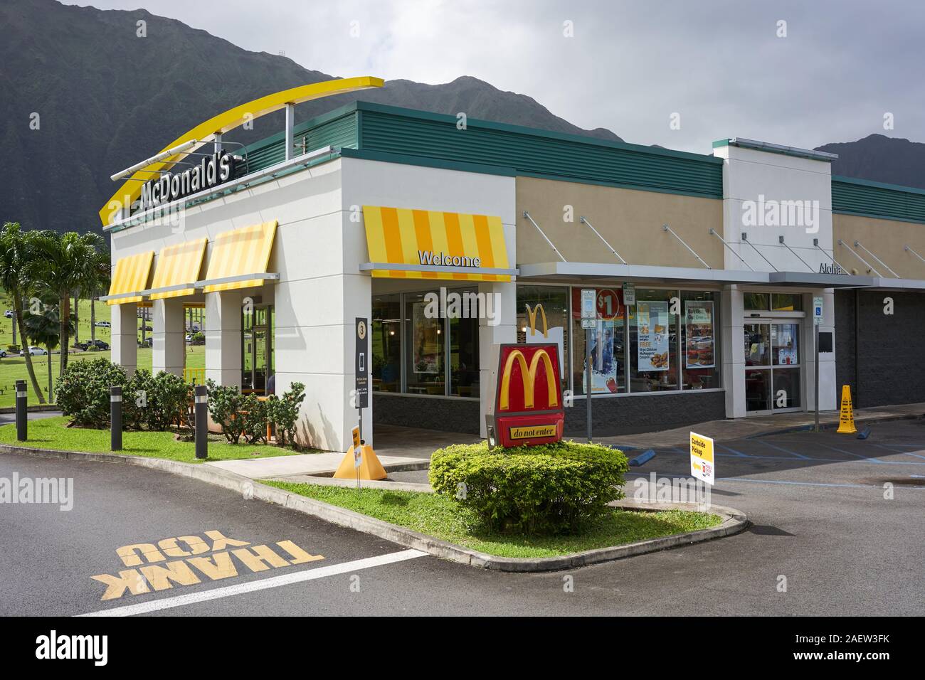 Ahuimanu, Hawaii, USA - 22.November 2019: ein McDonald's Restaurant mit Drive Thru Service. Stockfoto