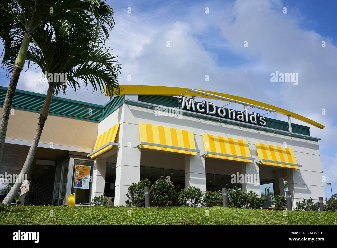 Ahuimanu, Hawaii, USA - 22.November 2019: ein McDonald's Restaurant mit Drive Thru Service. Stockfoto