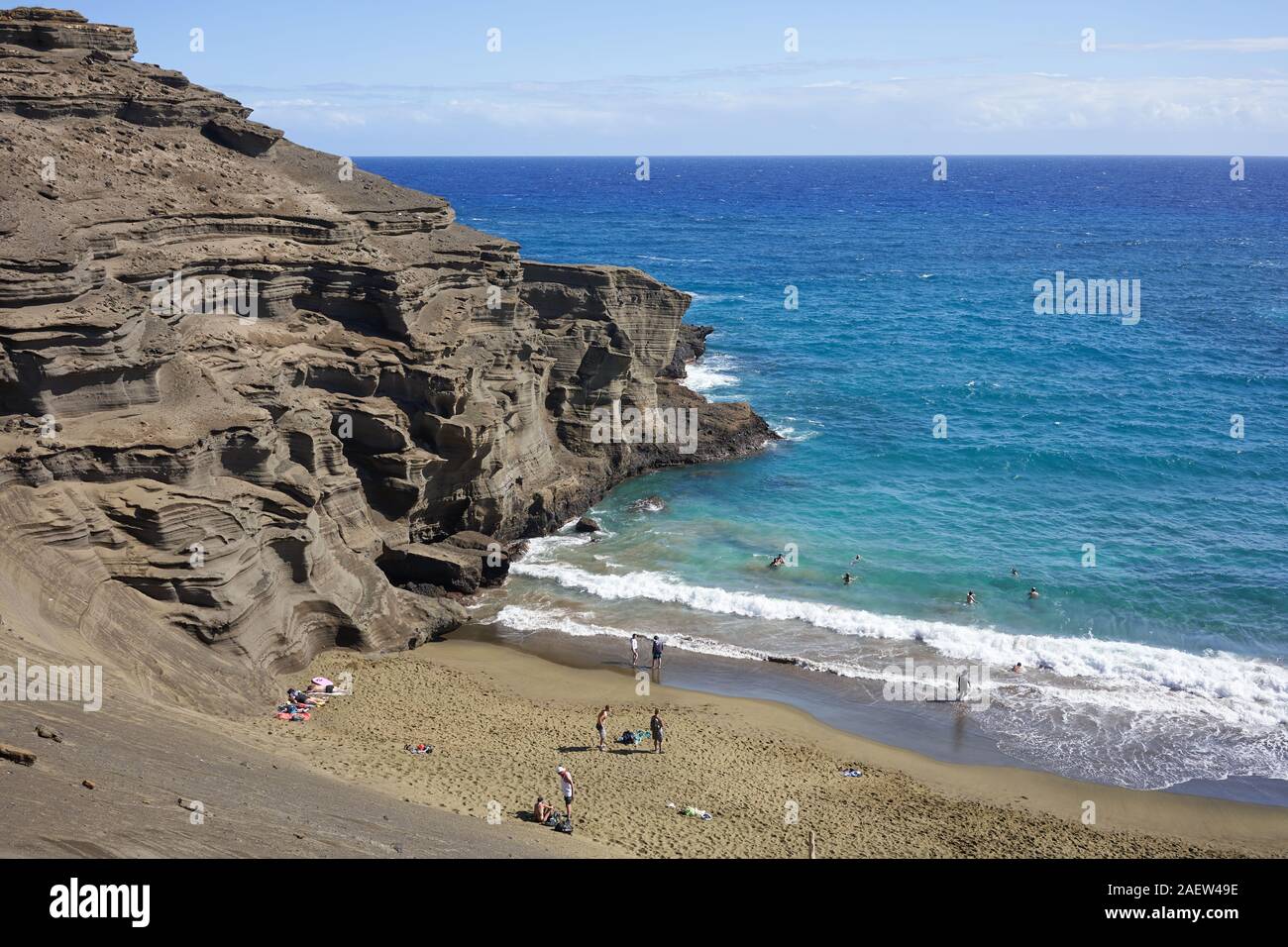 Besucher am Papakōlea Green Sand Beach auf der Big Island, Hawaii, am Donnerstag, 28. November 2019. Stockfoto