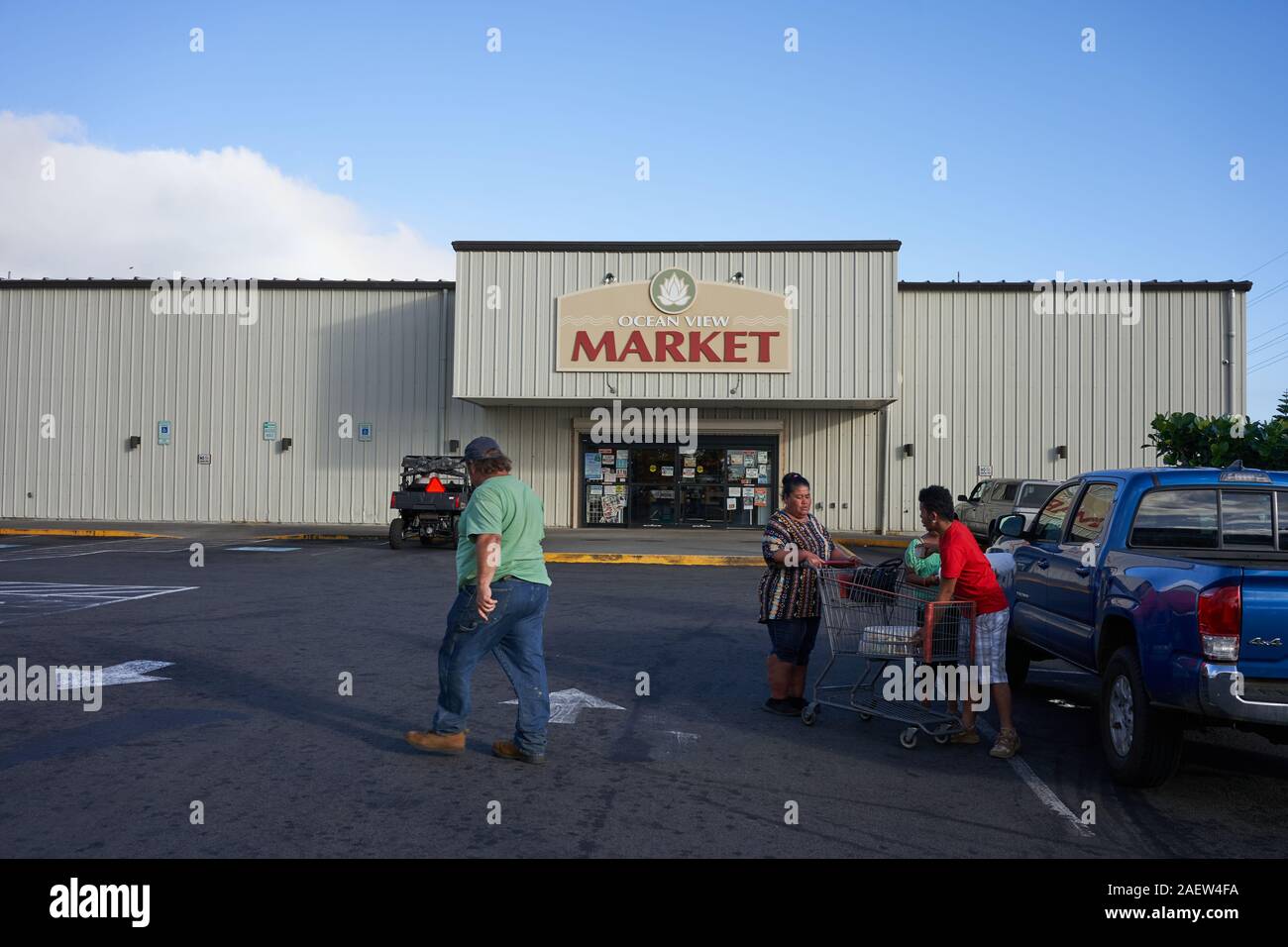 Kunden außerhalb des Ocean View Market, einem lokalen Lebensmittelgeschäft im Süden der Big Island, Hawaii, am Donnerstag, 28. November 2019. Stockfoto