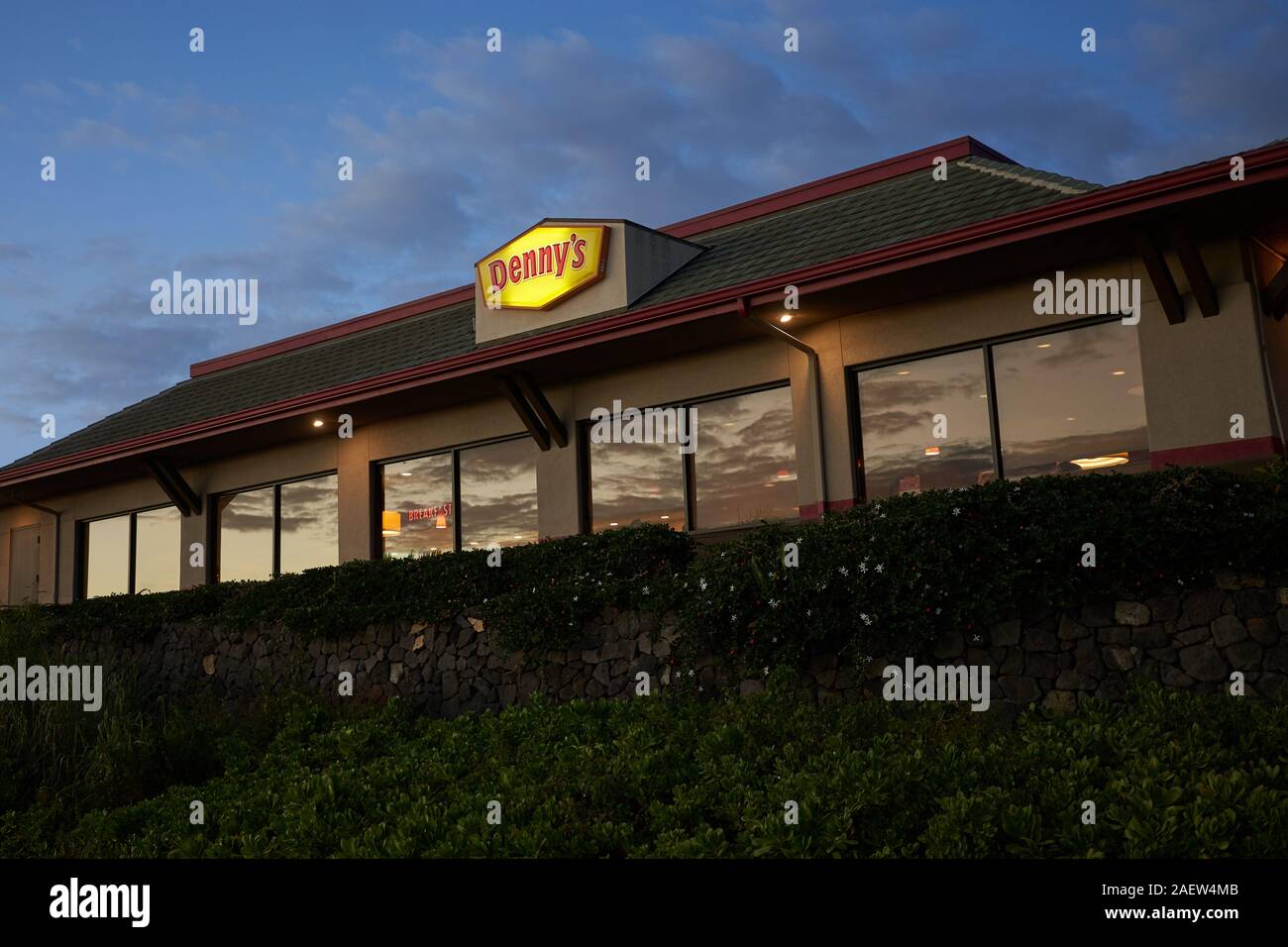 Kailua-Kona, Hawaii, USA - 28.November 2019: auch ein Denny's Restaurant am Abend. Denny's ist eine US-amerikanische Tabelle service Restaurant kette. Stockfoto