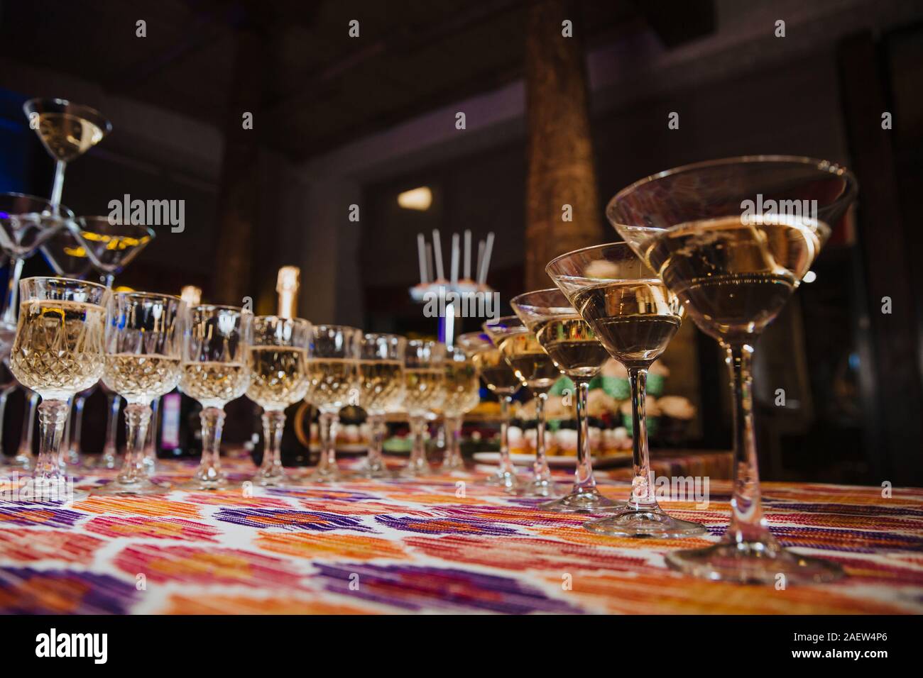 Eine Reihe von Gläser Getränke auf dem Tisch im Restaurant sind für Gäste von festlichen Veranstaltungen vorbereitet. Stockfoto