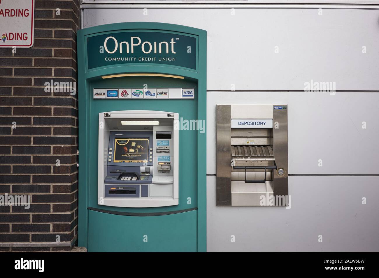 OnPoint Community Credit Union Geldautomat wird in der Innenstadt von Portland, Oregon, am 5. November 2019 gesehen. Stockfoto