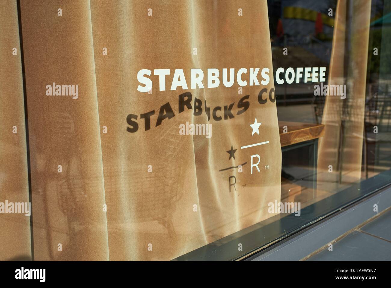 Das Starbucks Schild ist am 11. Oktober 2019 an der Starbucks Reserve Coffee Bar im South Lake Union Viertel in Seattle zu sehen. Stockfoto