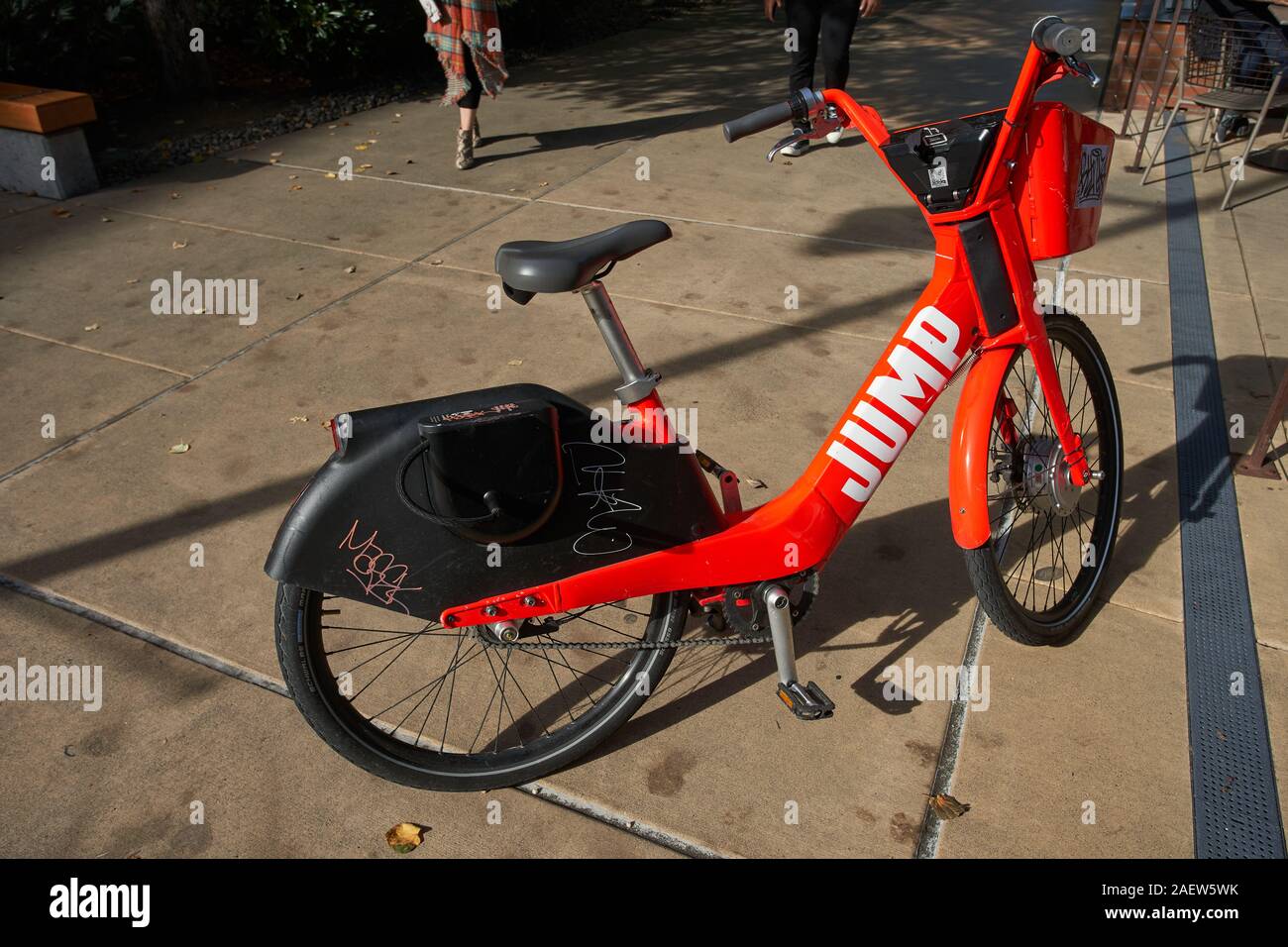 JUMP dockless gemeinsam genutzte Elektro-Fahrrad wird auf dem Bürgersteig in der South Lake Union Nachbarschaft in Seattle, Washington, am Freitag, 11. Oktober 2019 geparkt gesehen. Stockfoto