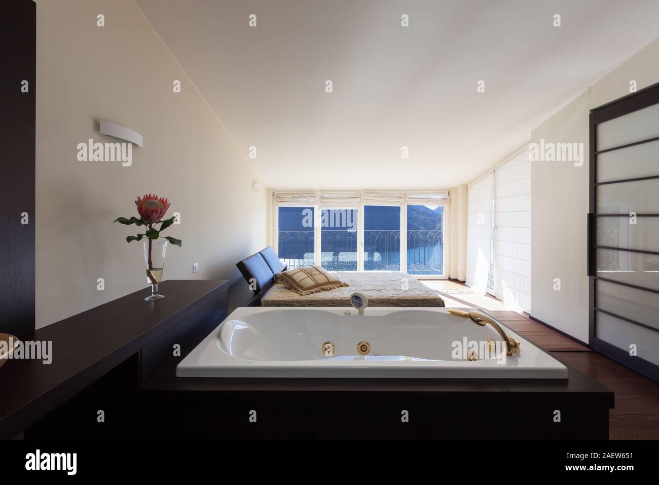 Architektur, moderne Haus Interieur, Bett Zimmer mit Badewanne für zwei Personen. Offener Raum Stockfoto