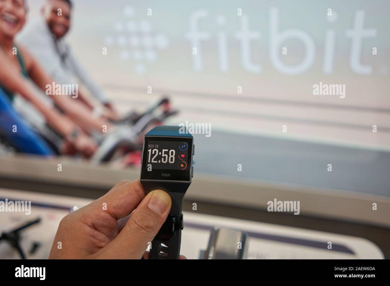 Vancouver, BC, Kanada - May 12, 2019: ein Käufer einen genaueren Blick auf eine Fitbit Ionic Smartwatch in einer Best Buy-Filiale in Vancouver. Stockfoto