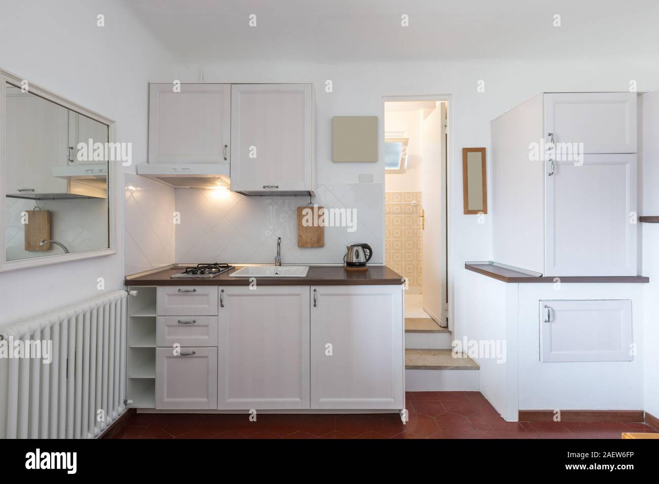 Küche eines kleinen intimen und sehr gemütlichen Appartements. Niemand drinnen. Stockfoto