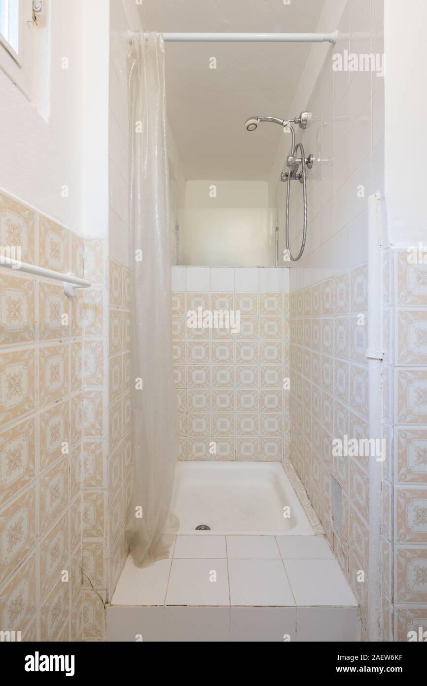Vintage Badezimmer mit cremefarbenen Fliesen, niemand im Inneren Stockfoto