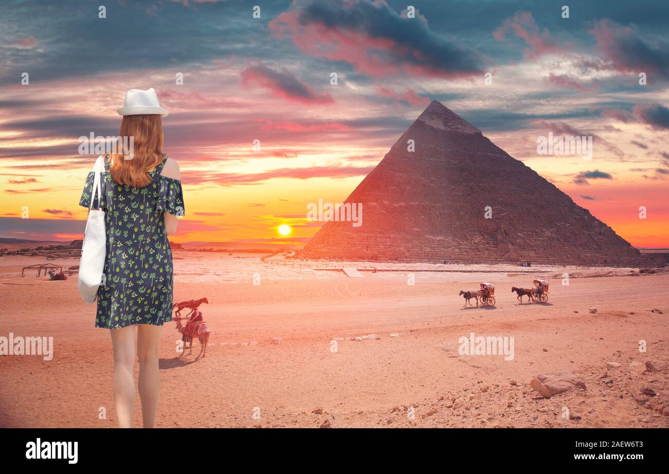 Mädchen an die Pyramiden von Gizeh, in Ägypten. Stockfoto