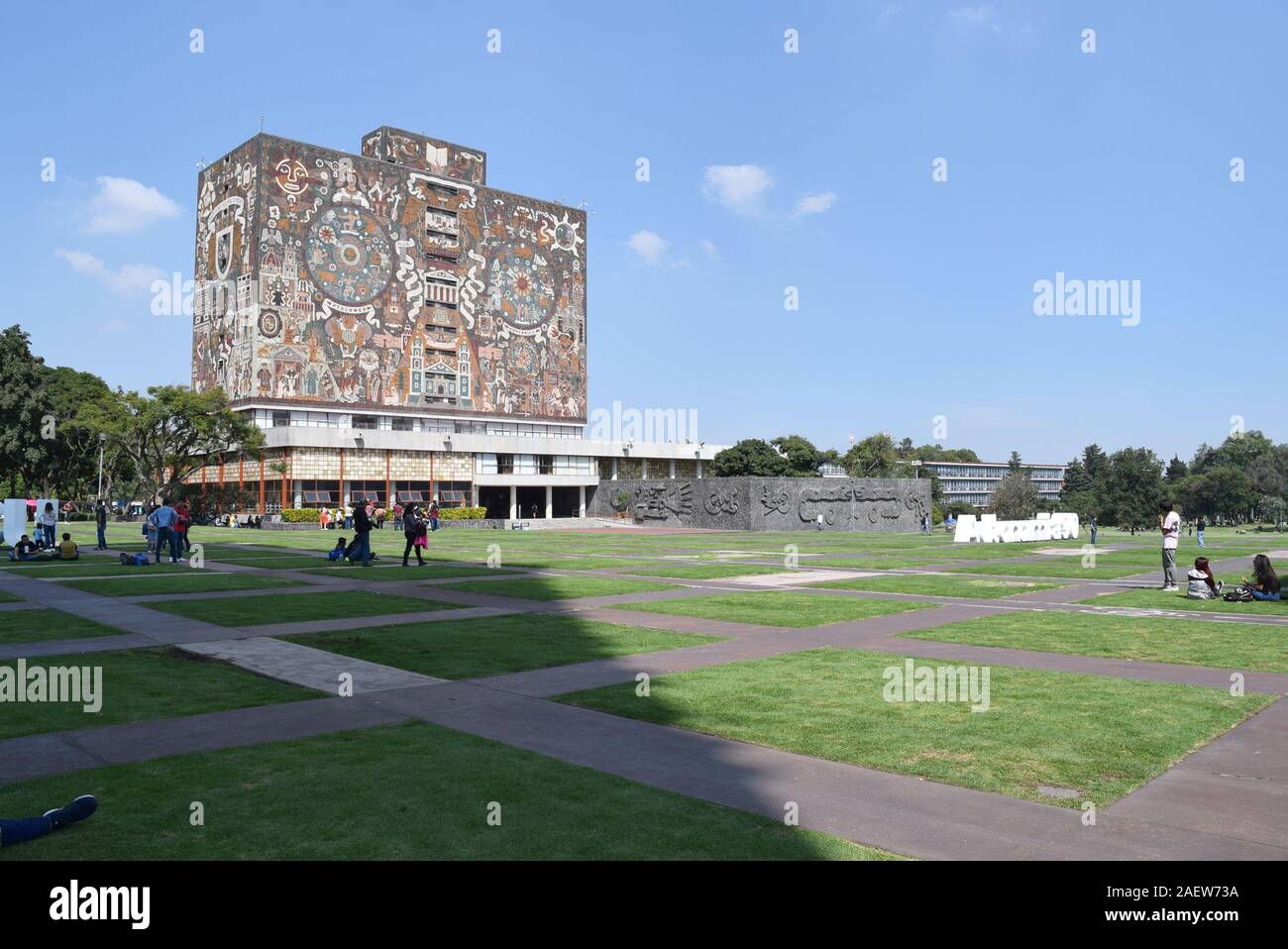 UNAM das zentrale Gebäude der Bibliothek, mit dem Wandbild "Historische Darstellung der Kultur" eingerichtet, die von der Mexikanische Künstler und Architekt Juan O'Gorman. Stockfoto