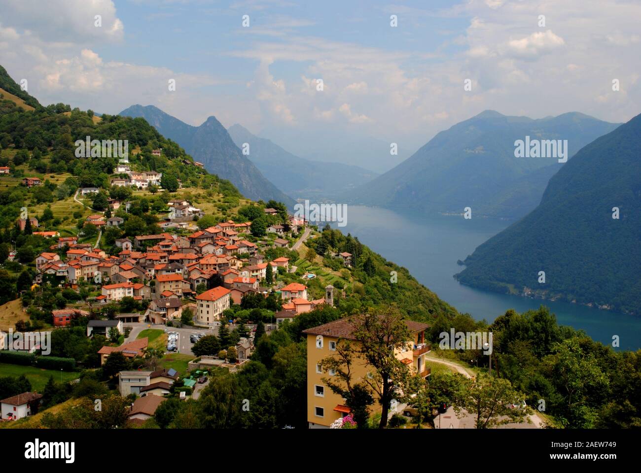 Blick auf das Dorf von Bre, Italienische Schweiz, mit den Luganer See im Hintergrund Stockfoto