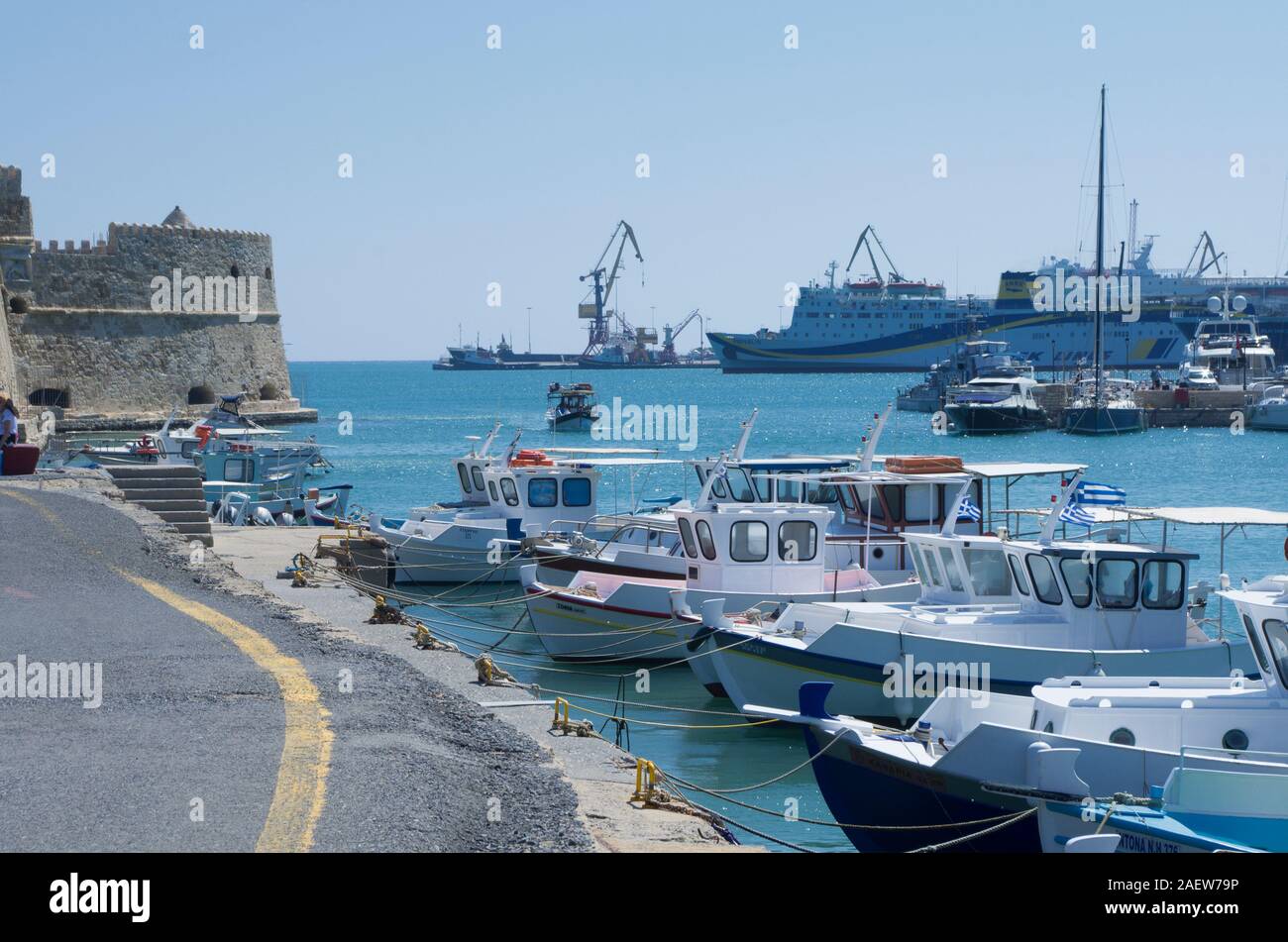 Heraklion, Kreta, Griechenland - 14. Juni 2018: Schöne Aussicht auf die venezianische Festung und der Hafen von Heraklion mit Fahrrinne und Yachten Stockfoto