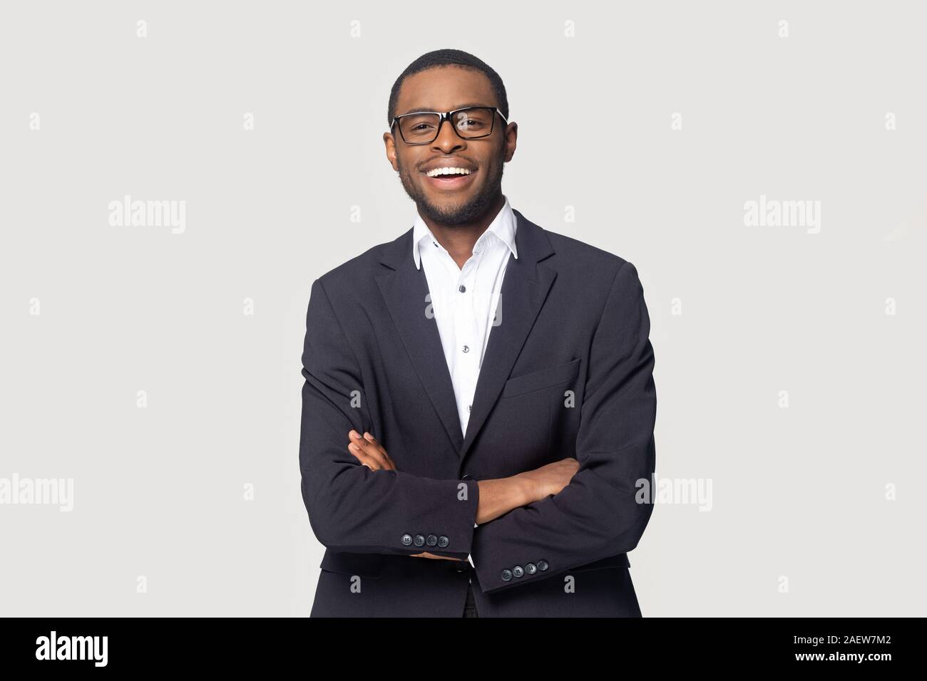 Portrait von Happy african american junger Geschäftsmann im Anzug. Stockfoto