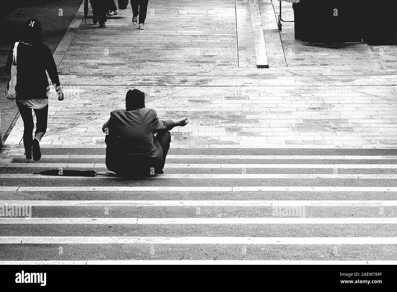 Obdachloser bitten um Hilfe und Geld/armen Mann an der Straße/Obdachlose Bettler sitzen draußen in der Stadt bitten um Geld Spende Stockfoto