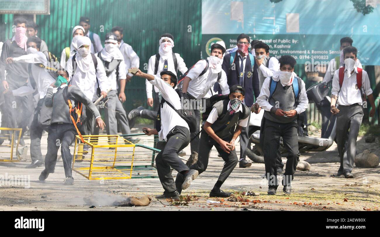 Kaschmir Studenten zusammentreffen mit Kräfte in der Nähe einer Hochschule bei Lal Chowk Bereich Stockfoto