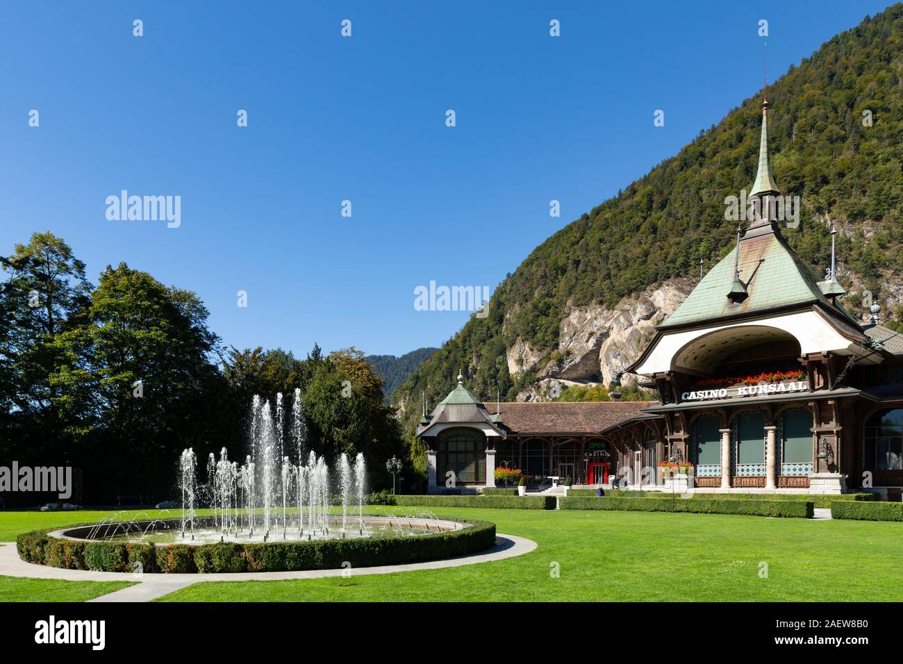 Schweiz, Interlaken, 29. September 2019. Blick auf die historische casino Gebäude und der Park Brunnen während ein schöner sonniger Tag mit klarem, blauen Sk Stockfoto