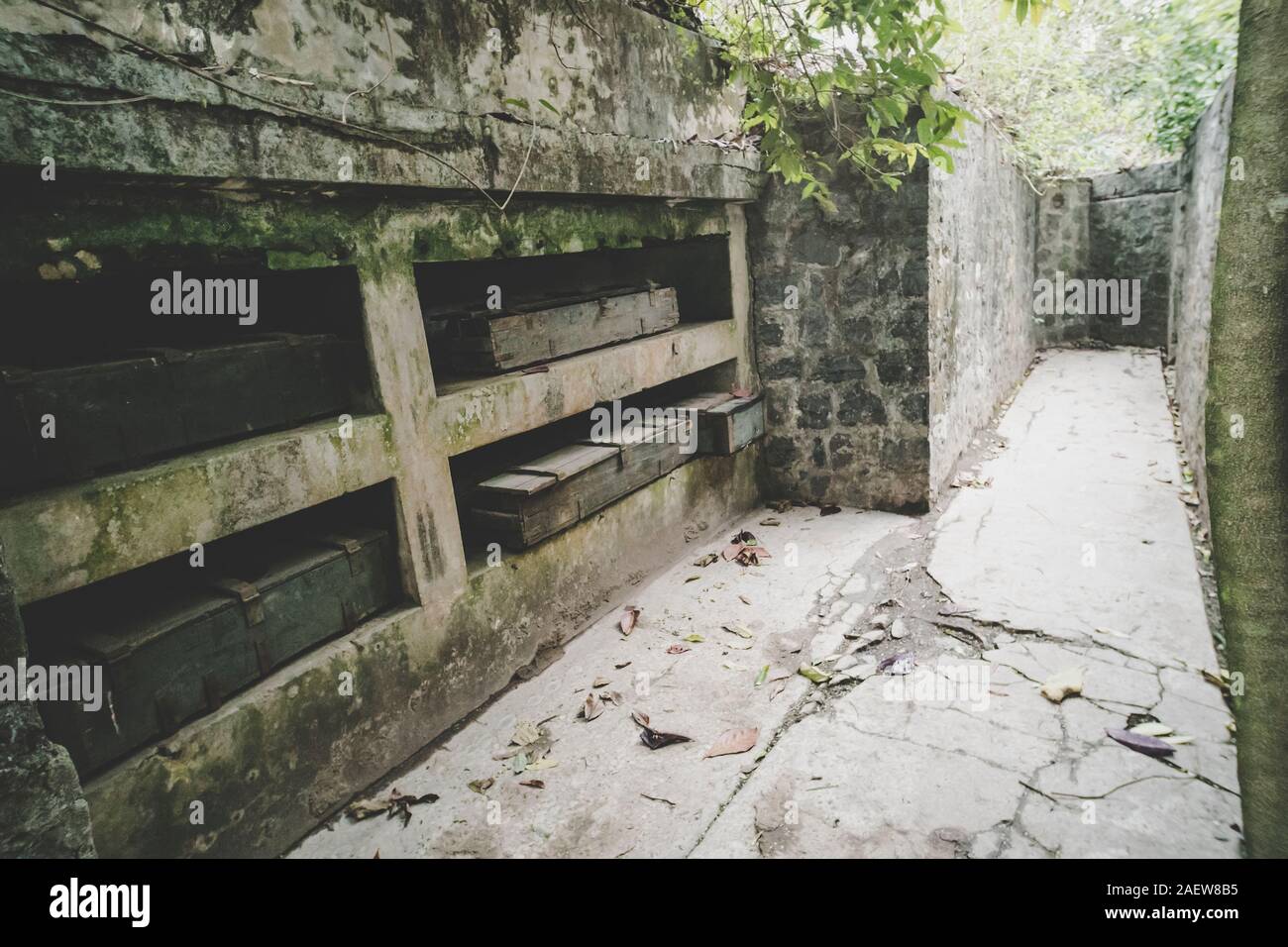 Insel Cat Ba, Lan Ha Bucht Vietnam: Verlassene Munitionskiste bei Cannon Bucht auf der Insel Cat Ba, Lan Ha Bucht Ha Long Bay aus dem Vietnam Krieg wit Links Stockfoto