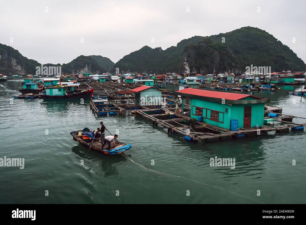 Schwimmende Fischfarm in Ha Long Bay Vietnam. Vietnamesische armen, mittellosen Menschen auf eine Fischzucht. Ha Long Bay, Northern Vietnam. 09.01.2019 Stockfoto