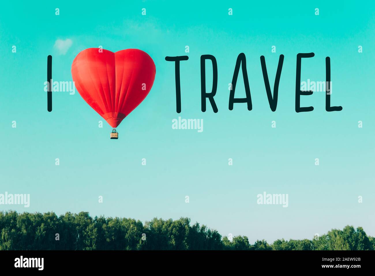 Red Hot Air Balloon und Wolke in der Form eines Herzens gegen den blauen Himmel. Konzept der Liebe und des Friedens. Text reise ich Liebe. Stockfoto