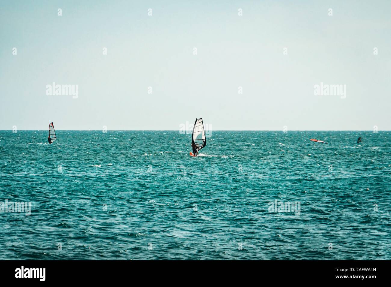 Windsurfer Surfen auf den Wellen der Wind in Mui Ne, Vietnam. Freizeit Wassersport, Extremsport. Freizeit sportliche Aktivität. Gesunde Acti Stockfoto