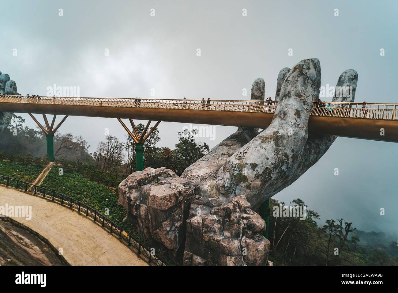 Danang, Vietnam - Januar 07, 2019: Blick in den Nebel der Goldenen Brücke auf Ba Na Hügeln in Da Nang an regnerischen Tag. Stockfoto