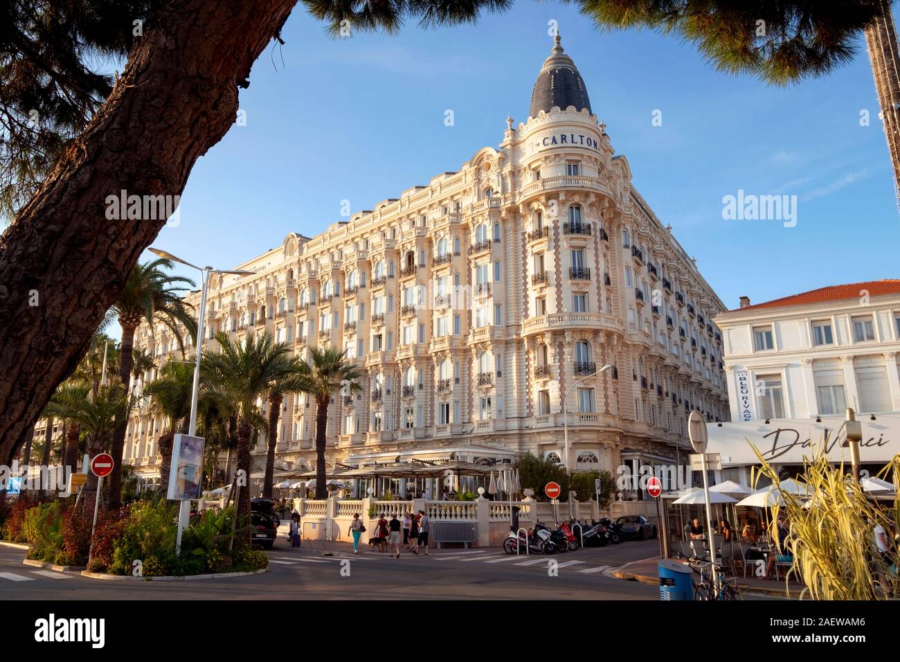 Hotel InterContinental Carlton und Restaurant Da Vinci (rechts), Cannes, Provence, Frankreich, Europa Stockfoto