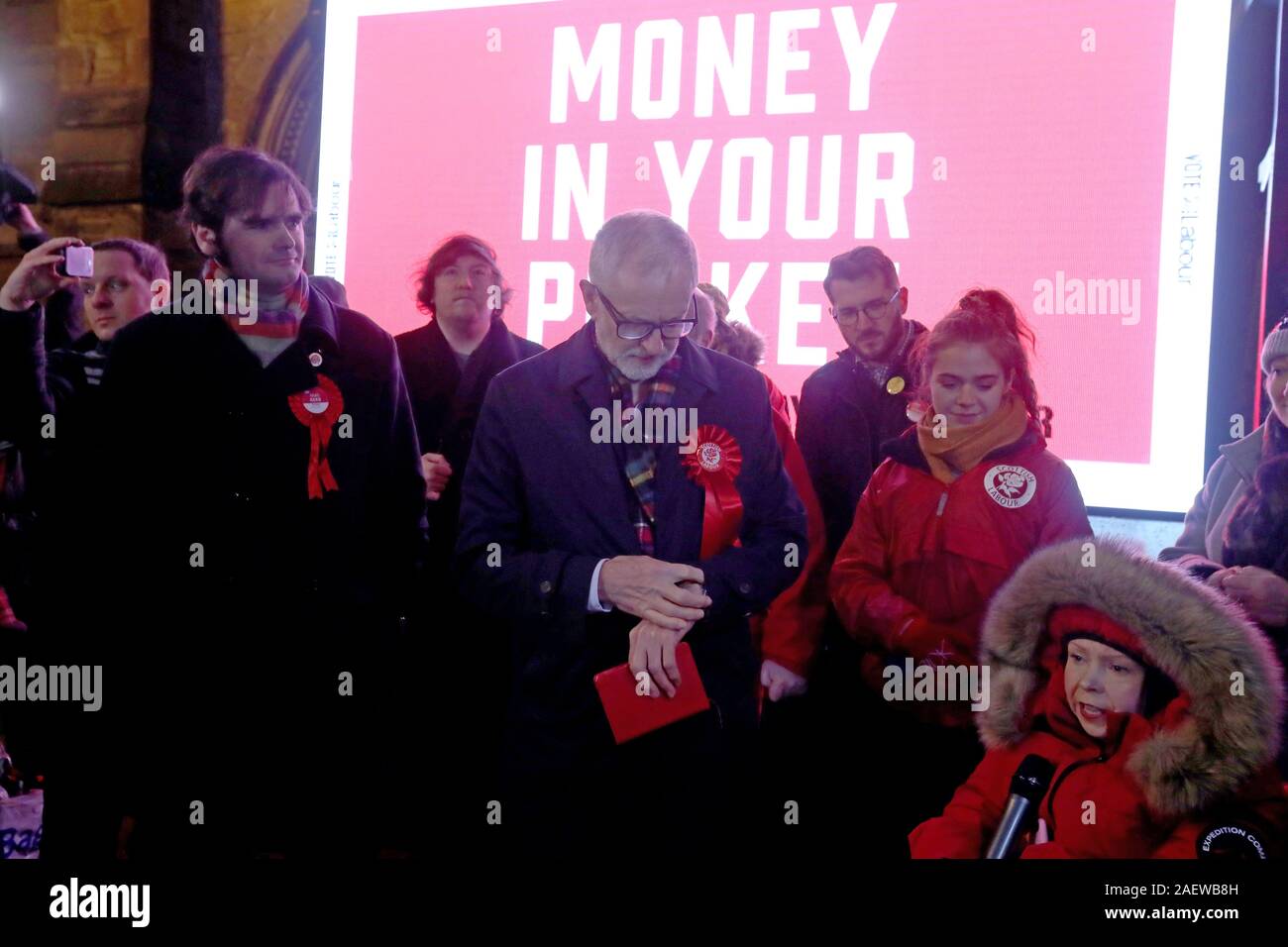 Der Führer der Jeremy Corbyn prüft den Zeitpunkt auf seine Uhr zu Beginn der abschließenden Tag der Allgemeinen Wahlgeschehen in Glasgow. Stockfoto