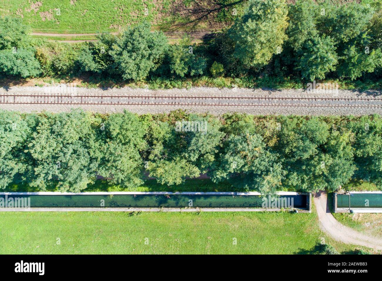 Bahn und Kanal in der Landschaft gesehen von oben Stockfoto