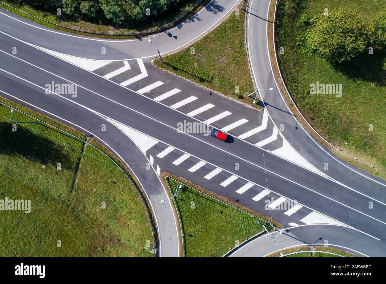 Kreuzung und rotes Auto von oben gesehen Stockfoto