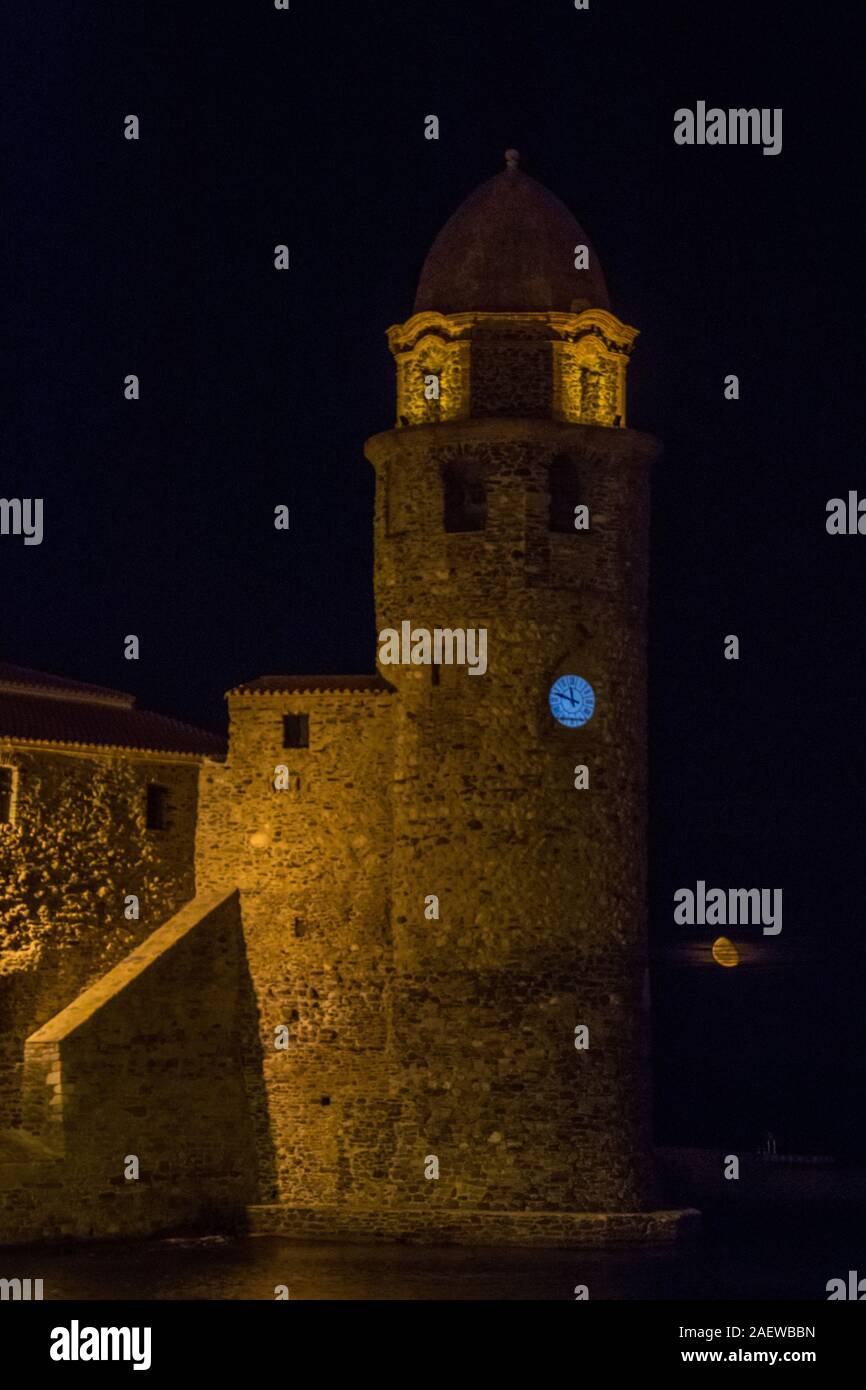 Entdeckung von Collioure an einem Sommerabend. Pyrenes, Frankreich Stockfoto