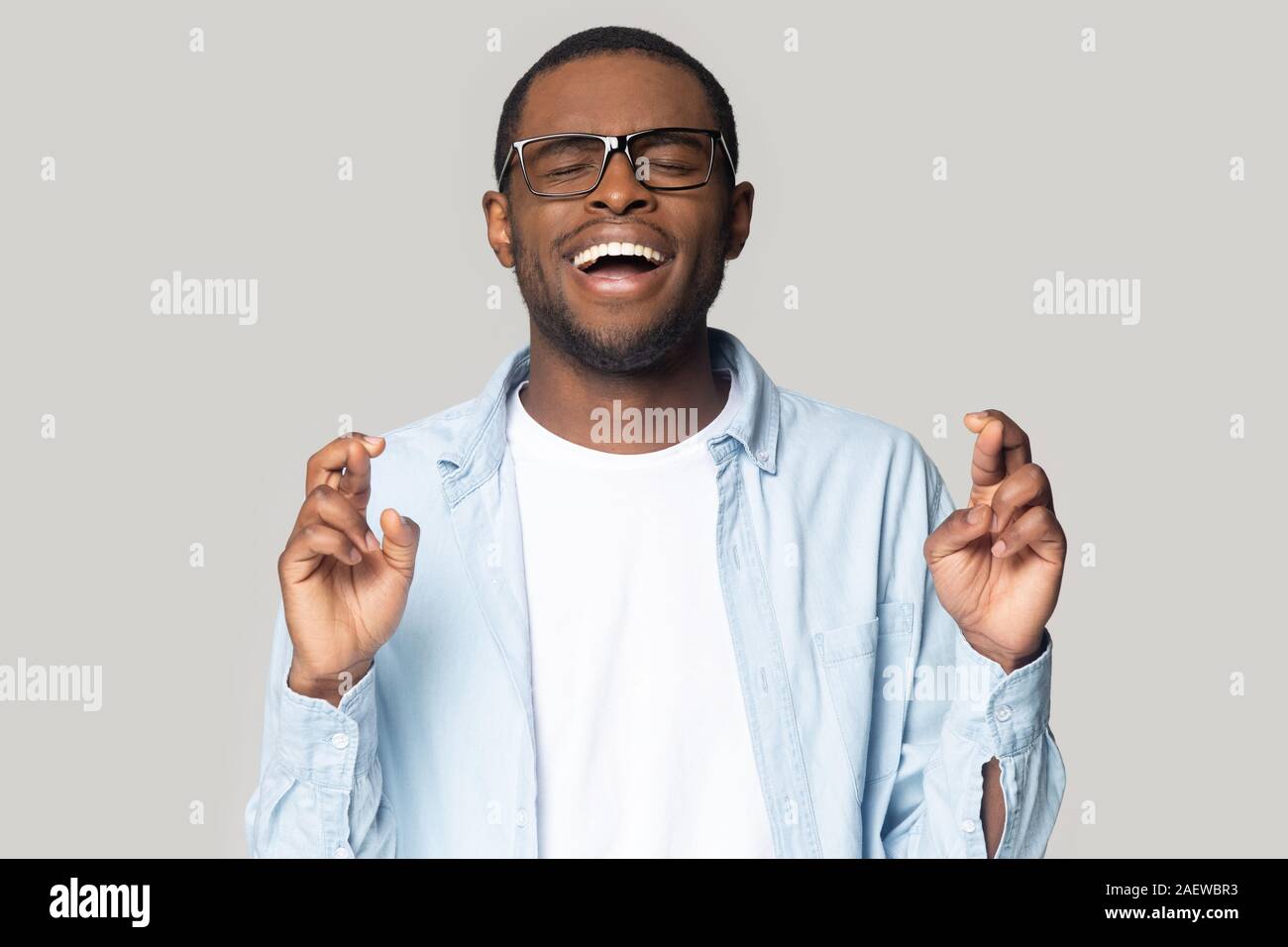 Abergläubische happy african american junger Mann wünscht viel Glück. Stockfoto