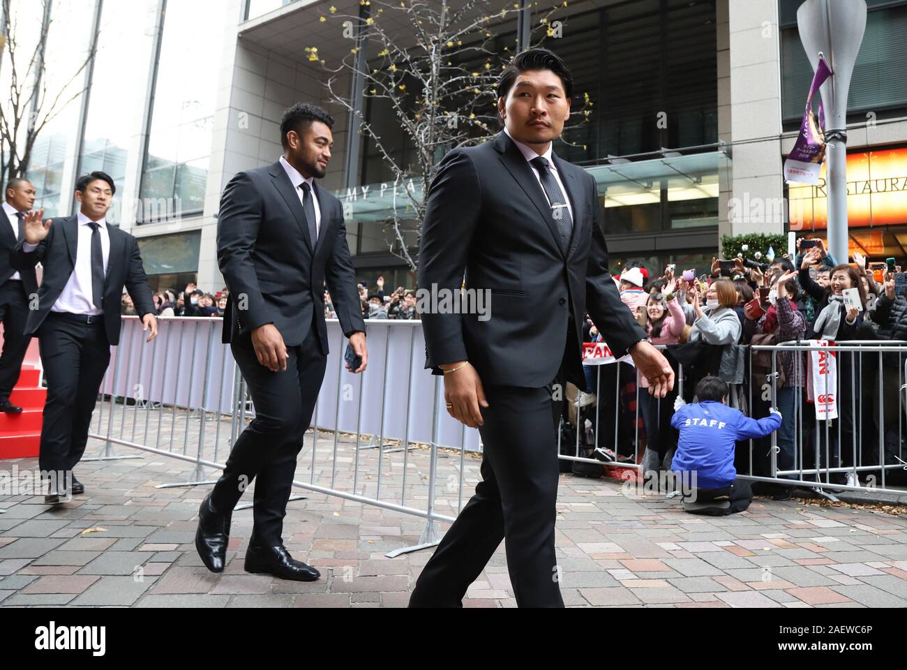 Tokio, Japan. 11 Dez, 2019. Japanische Rugby World Cup Team prop Keita Inagaki (R) und seine Mannschaftskameraden Welle ihre Hände und März bei Tausenden Rugbyventilatoren zentrale Tokio am Mittwoch, 11. Dezember 2019. Japan's national Rugby Team der Vorrunde des Rugby World Cup überlebt, sondern sie durch Südafrika im Viertelfinale besiegt. Credit: Yoshio Tsunoda/LBA/Alamy leben Nachrichten Stockfoto