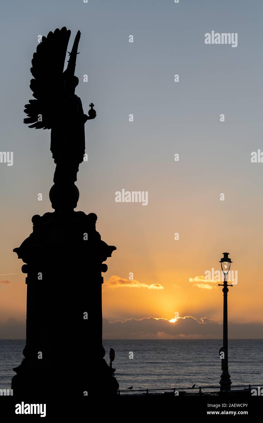 Die Statue, die auf dem Brighton/Hove Grenze direkt am Meer, East Sussex, Großbritannien Stockfoto