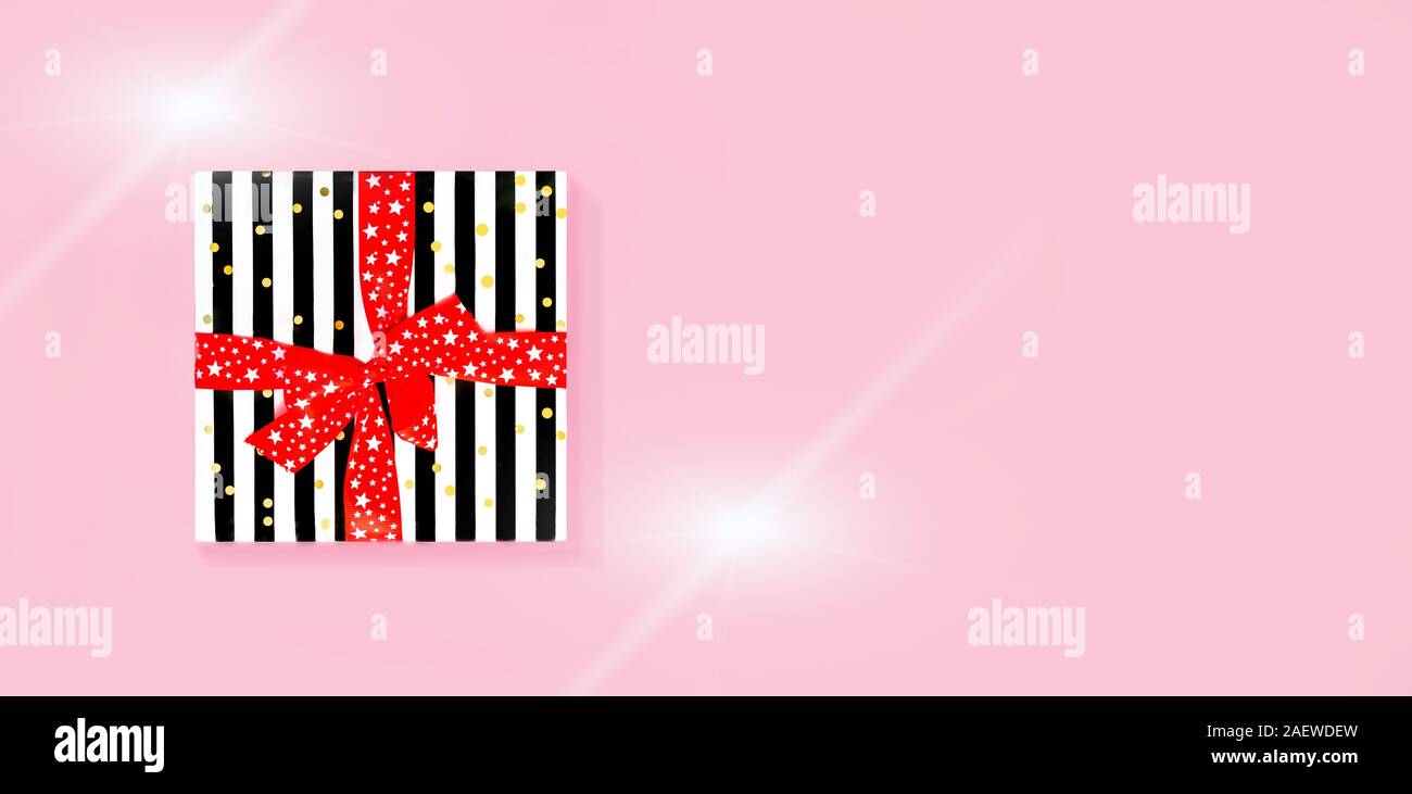 Handwerk Papier gewickelt, mit Geschenken mit roter Schleife auf rosa Hintergrund eingerichtet. Flach noch Leben für Weihnachten, Valentinstag, Geburtstag, Stockfoto