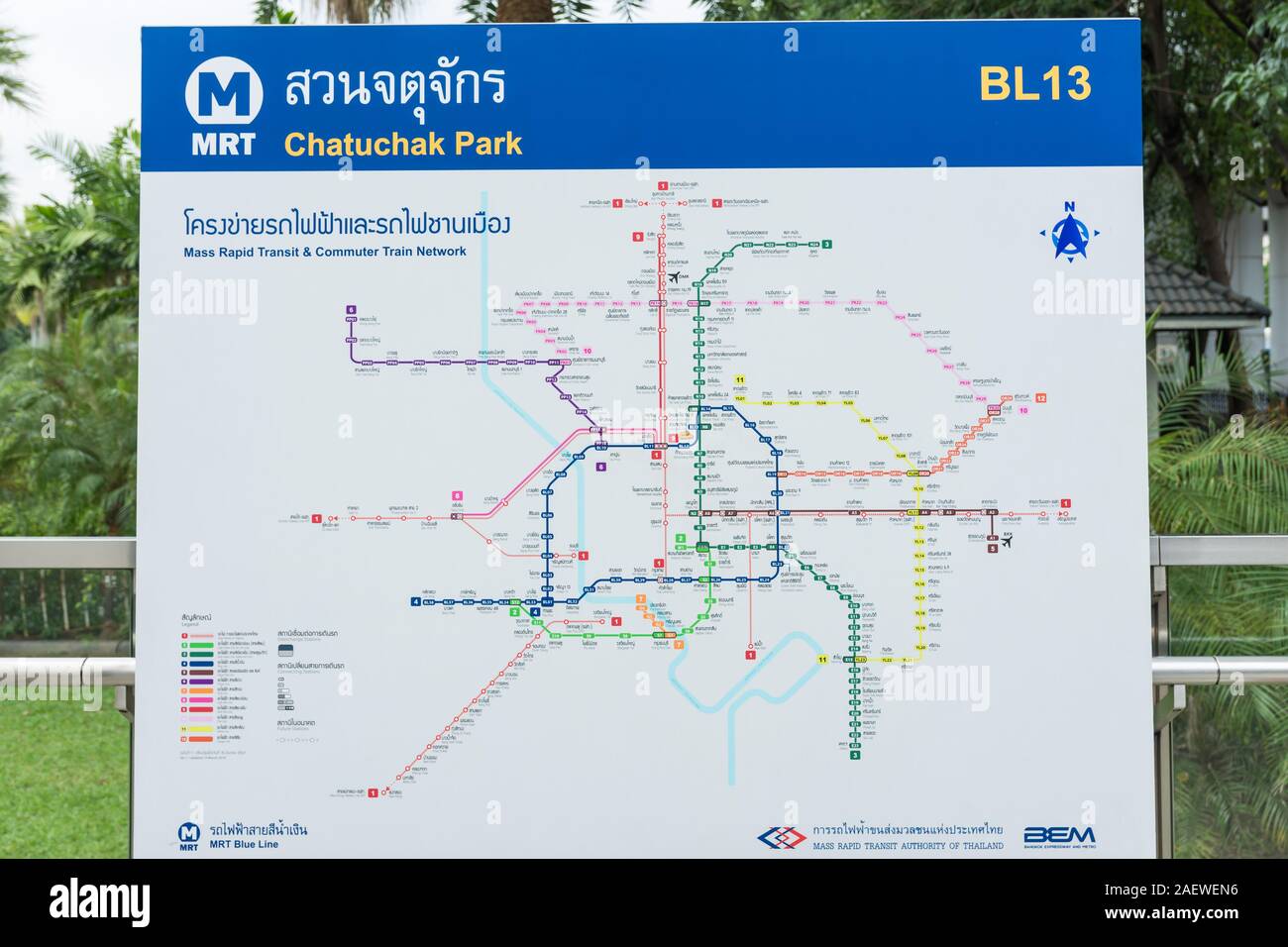 Bangkok, Thailand - November 2,2019: MRT und S-Bahn Netz integriert Transit Karte Anzeige an den Chatuchak MRT Station. Stockfoto