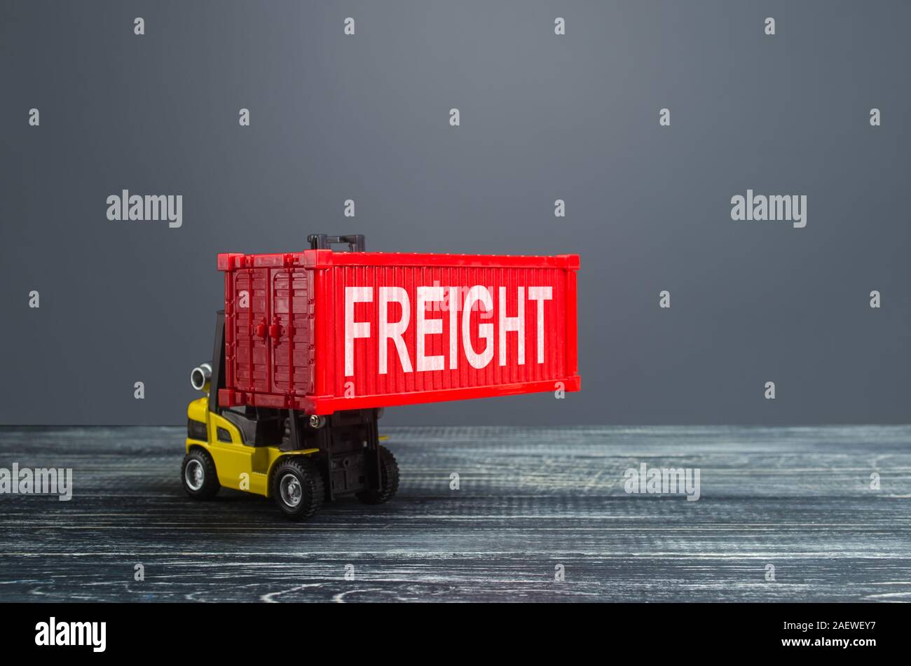 Gelbe Gabelstapler trägt rote Frachtcontainer. Transport Logistik Infrastruktur, Import und Export von Waren und Produkten. Warehousing. Cargo tr Stockfoto