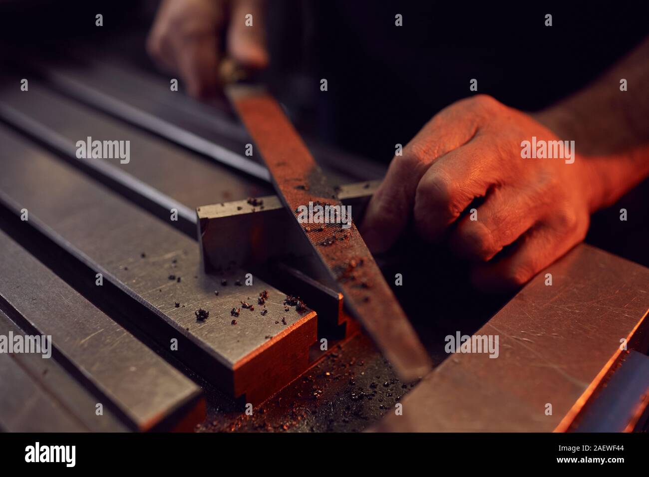 Nahaufnahme der männlichen Arbeitnehmer arbeiten mit Datei- und Metall Detail in der Factory Stockfoto