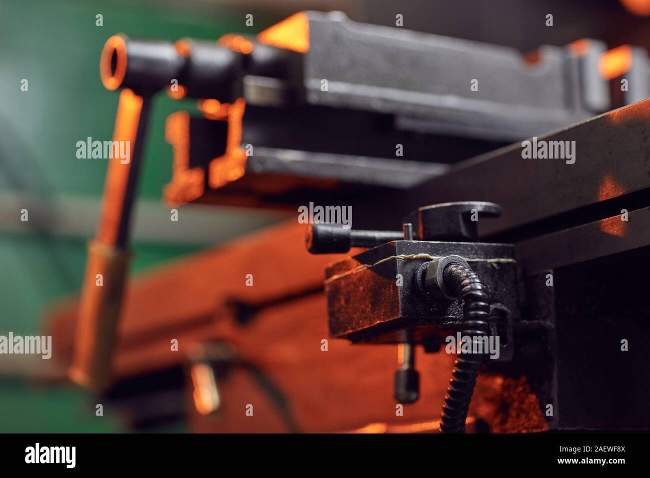 In der Nähe von Metall Drehmaschinen für Metall Arbeiten in der Werkstatt Stockfoto