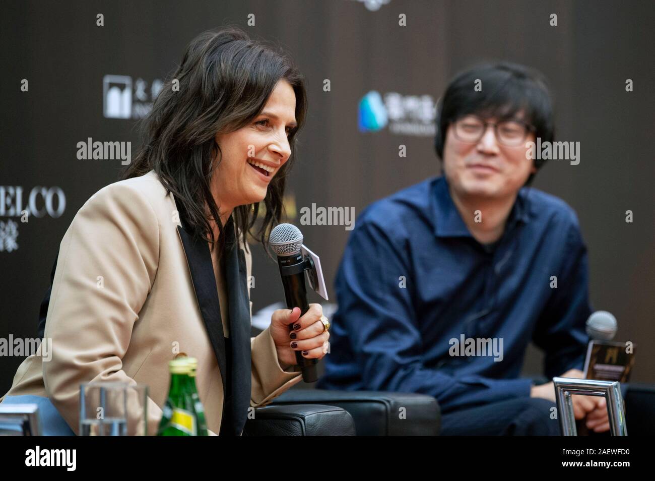 Juliette Binoche und Diao Yinan bei einer Podiumsdiskussion beim 4. Internationalen Film Festivals & Auszeichnungen Macau in Macau Cultural Center. Macau, 09.12.2019 | Verwendung weltweit Stockfoto